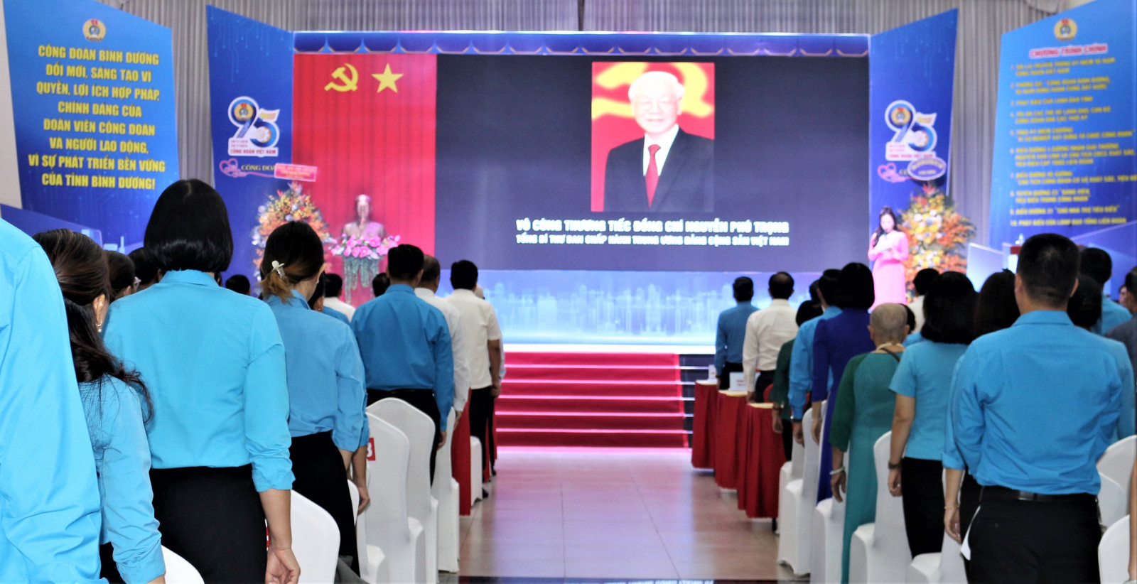 Toàn thể đại biểu dành phút mặc niệm bày tỏ sự tôn kính và tri ân sâu sắc cố Tổng Bí thư Nguyễn Phú Trọng, người luôn dành tình cảm, sự quan tâm đặc biệt đối giai cấp công nhân, Tổ chức Công đoàn Việt Nam.